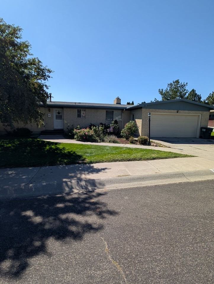 675 University Dr - Photo 2 of 28