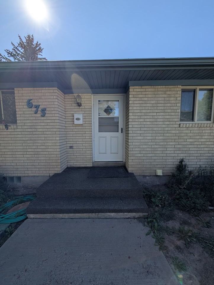 675 University Dr - Photo 3 of 28