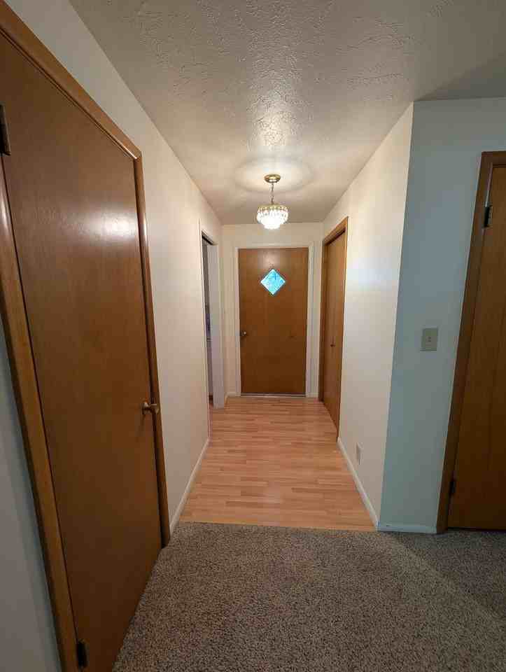 675 University Dr - Photo 4 of 28