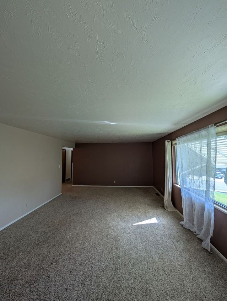 675 University Dr - Photo 5 of 28