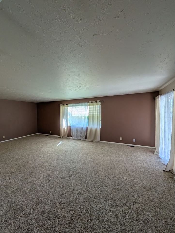 675 University Dr - Photo 6 of 28