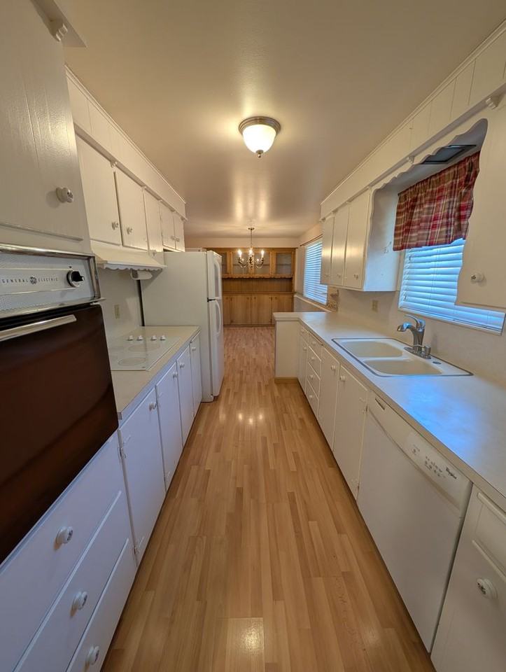 675 University Dr - Photo 7 of 28