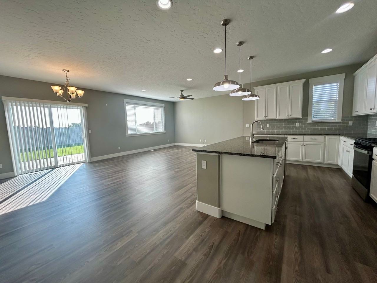 2100 N Thorndale Ave - Photo 7 of 27