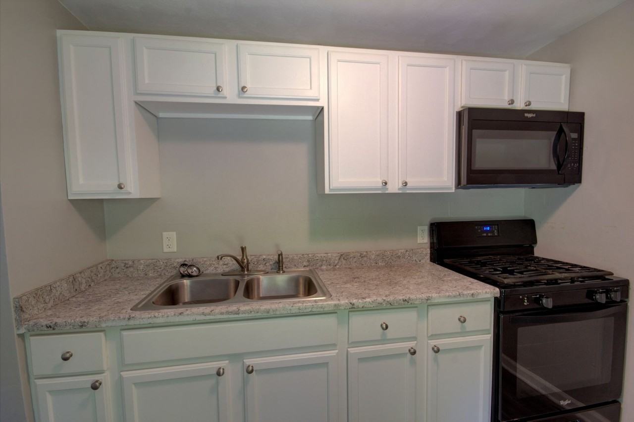 516 W 10 1/2 St - Photo 3 of 18