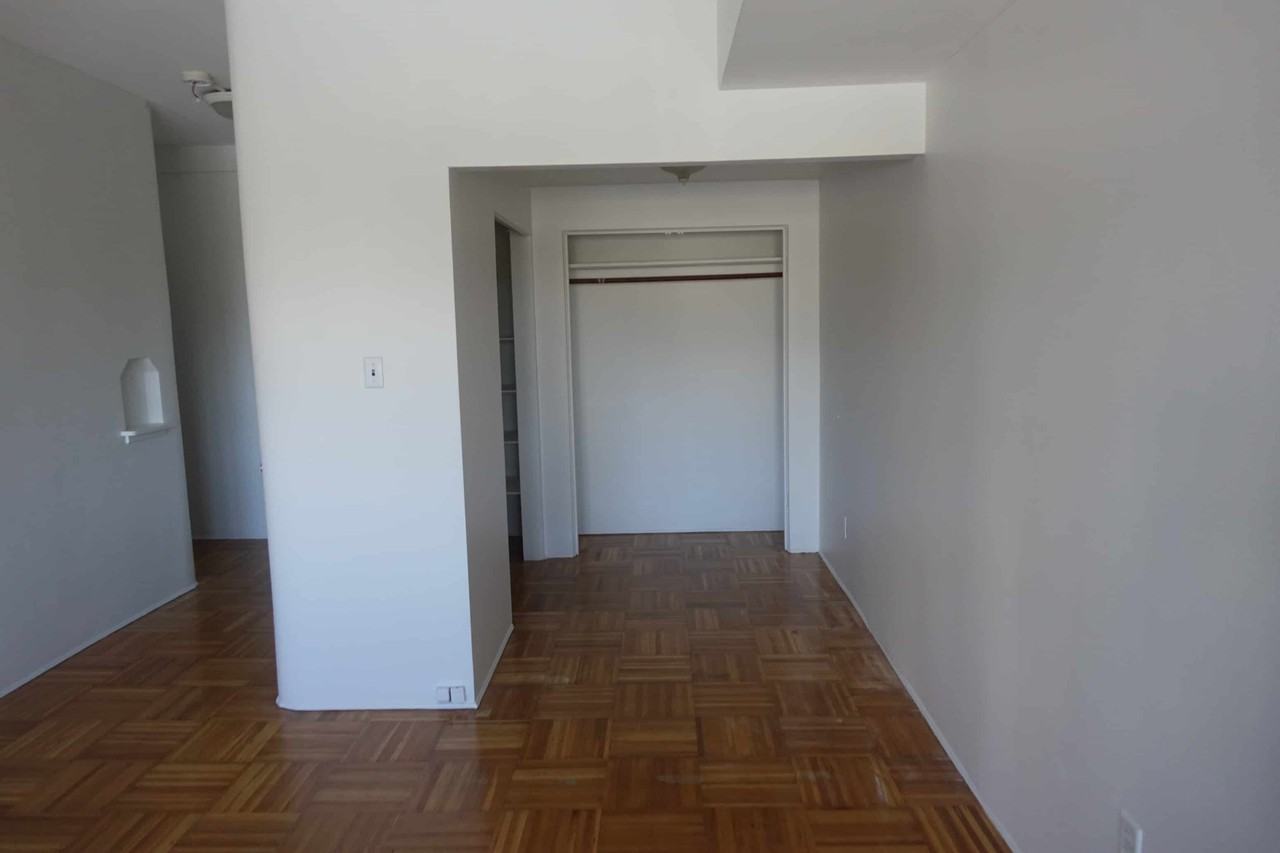 Comox Manor - Photo 6 of 25