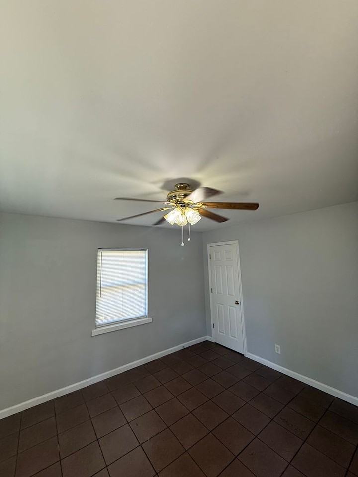 636 South Wheatland Avenue - Photo 5 of 11