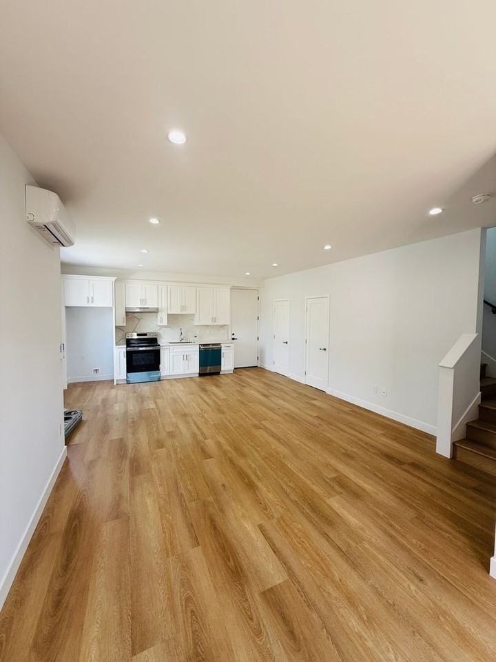 15826 Hayland St - Photo 2 of 6