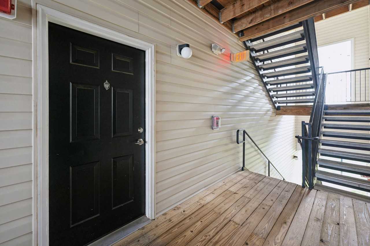 21216 Mcfadden Sq - Photo 2 of 24