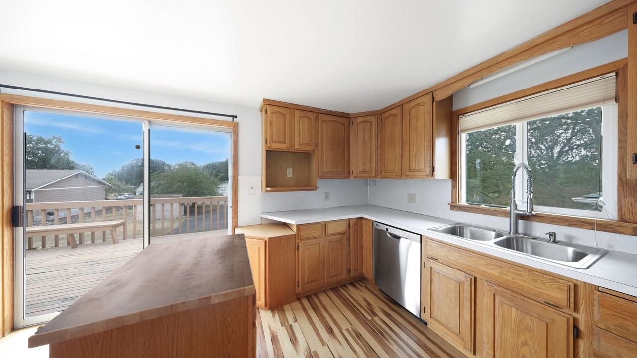 1753 Se 6th Ave - Photo 3 of 16