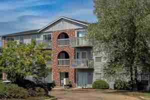 featured image of 900 E Grand Ave