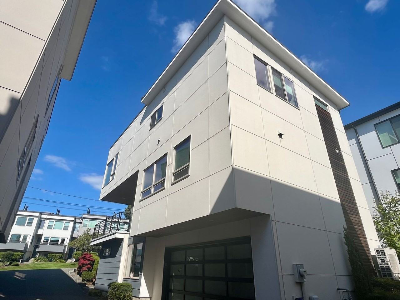 10143 Ne 63rd St - Photo 2 of 34