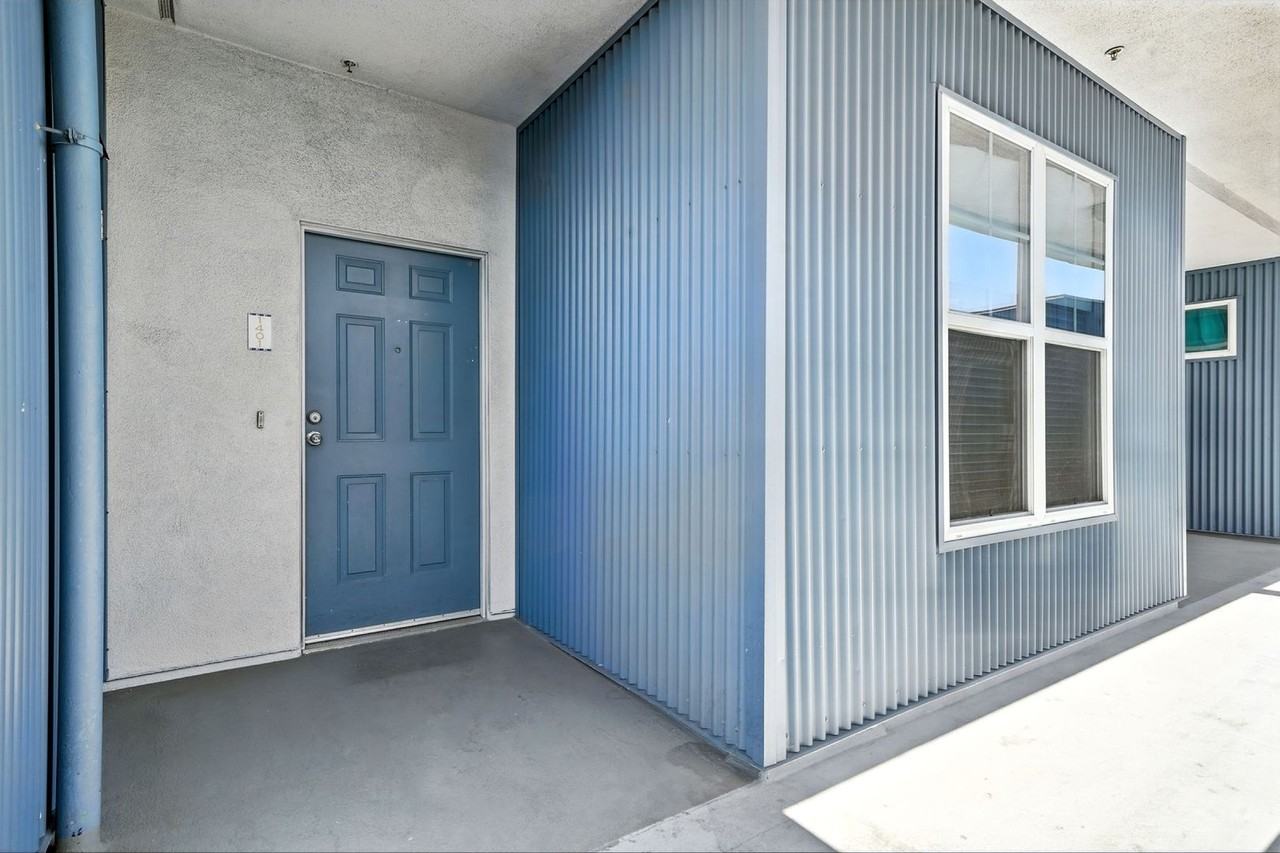 1121 40th St - Photo 3 of 32