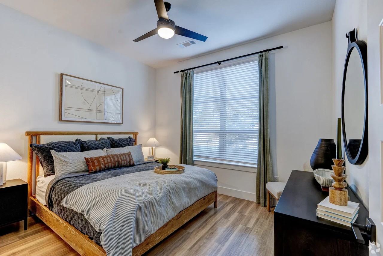 15635 Memorial Dr - Photo 2 of 2