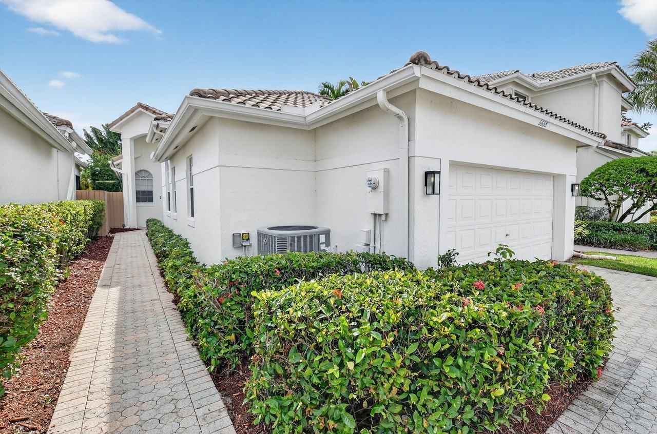 6668 Nw 25th Ter - Photo 3 of 50