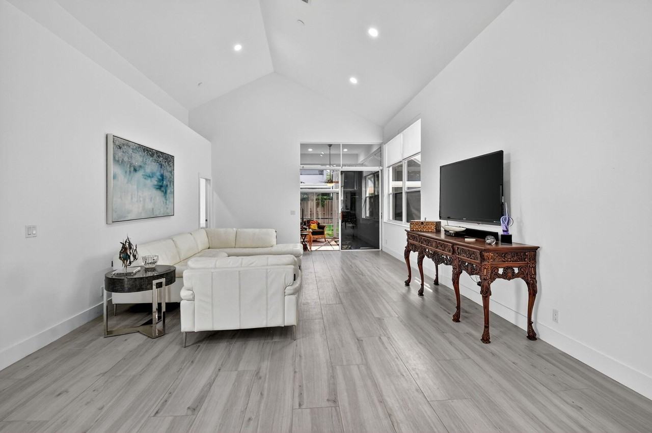 6668 Nw 25th Ter - Photo 5 of 50