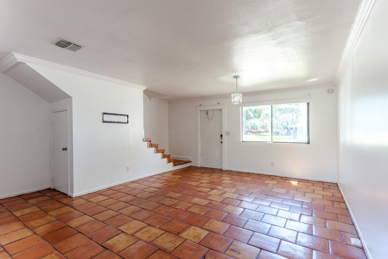 3403 Poolside Dr - Photo 3 of 14