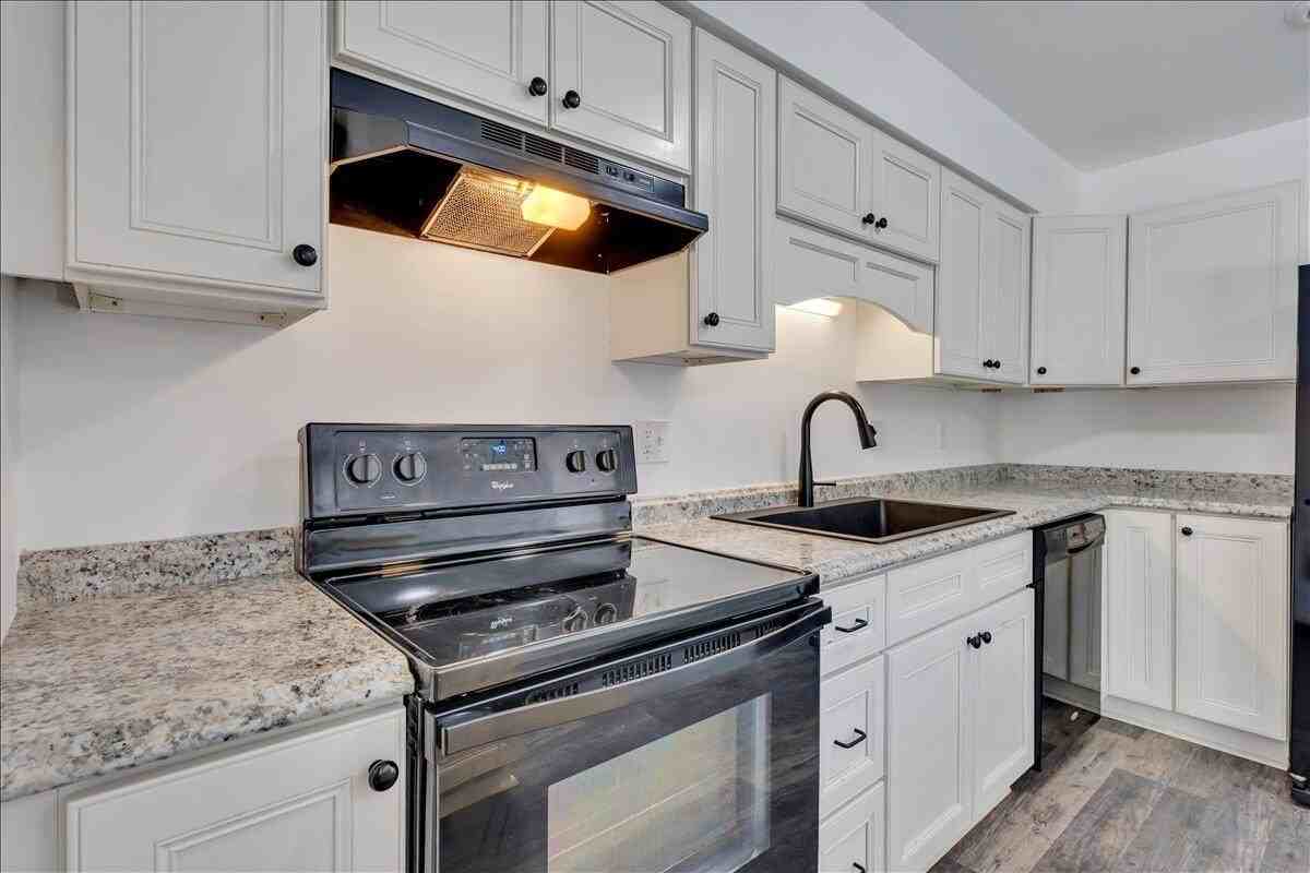 1802 Edmund Ave Ne #1802 - Photo 2 of 32