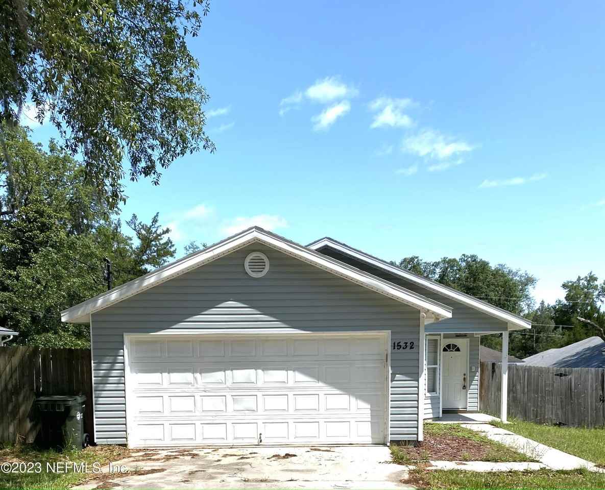 1532 Center St - Photo 2 of 25