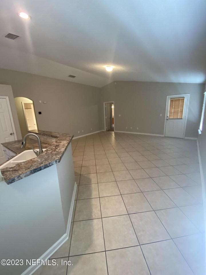 1532 Center St - Photo 4 of 25