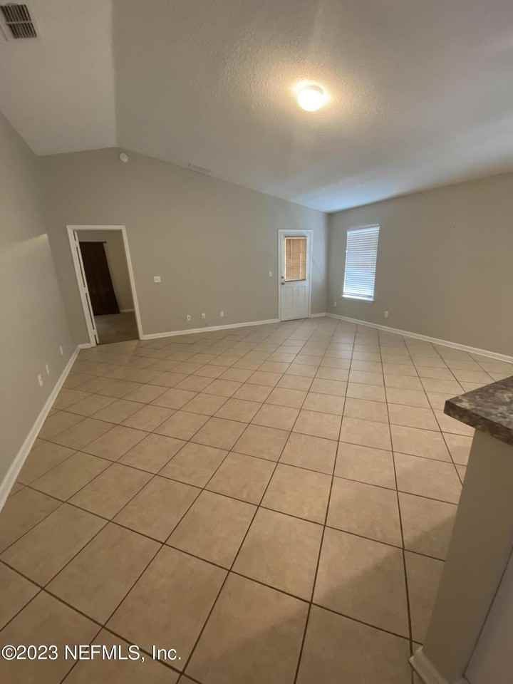 1532 Center St - Photo 5 of 25