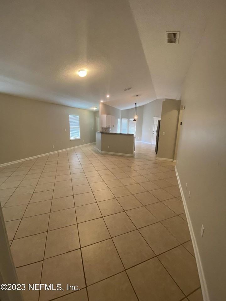 1532 Center St - Photo 6 of 25