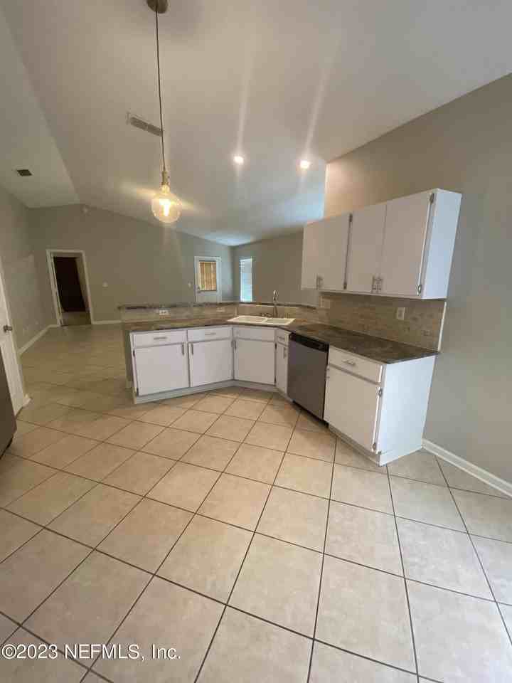 1532 Center St - Photo 7 of 25