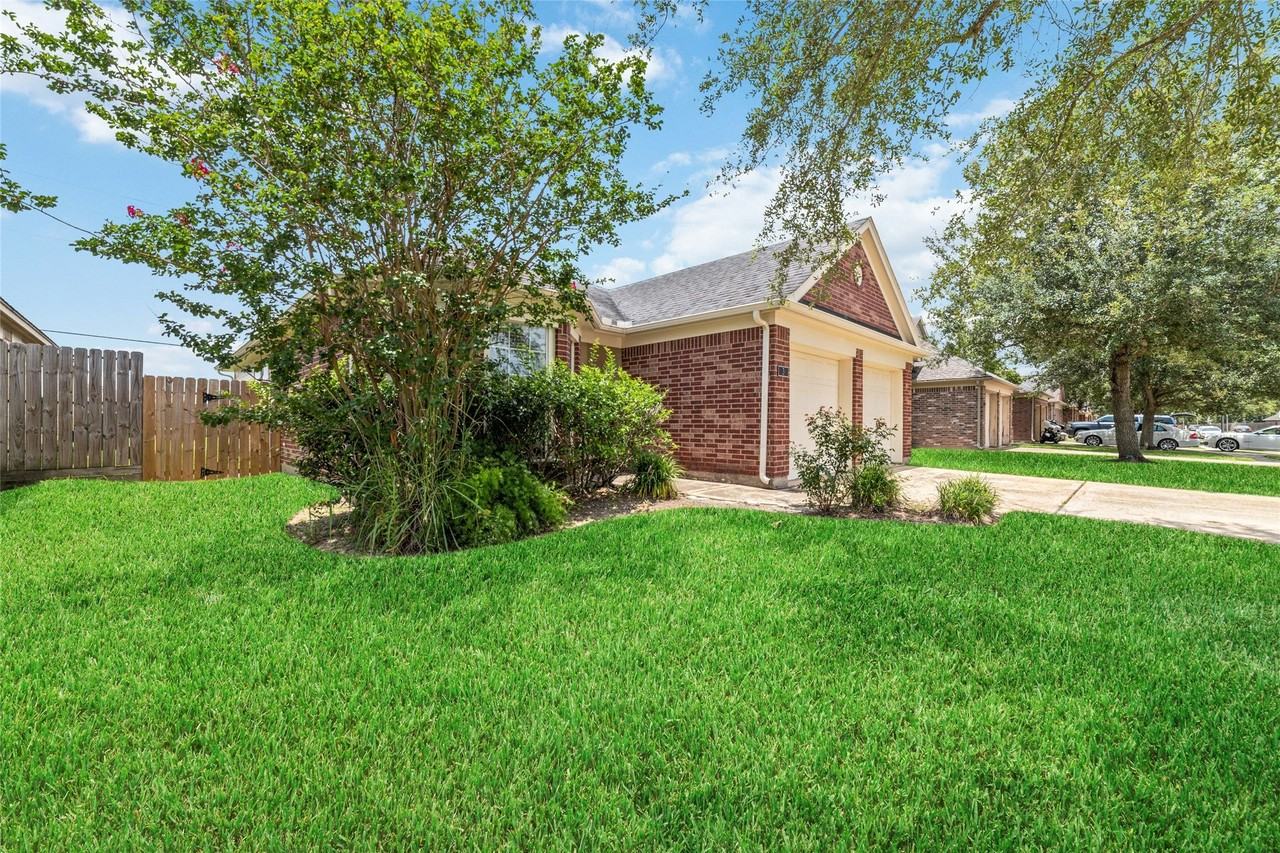 3 Garden Grove Dr - Photo 2 of 23