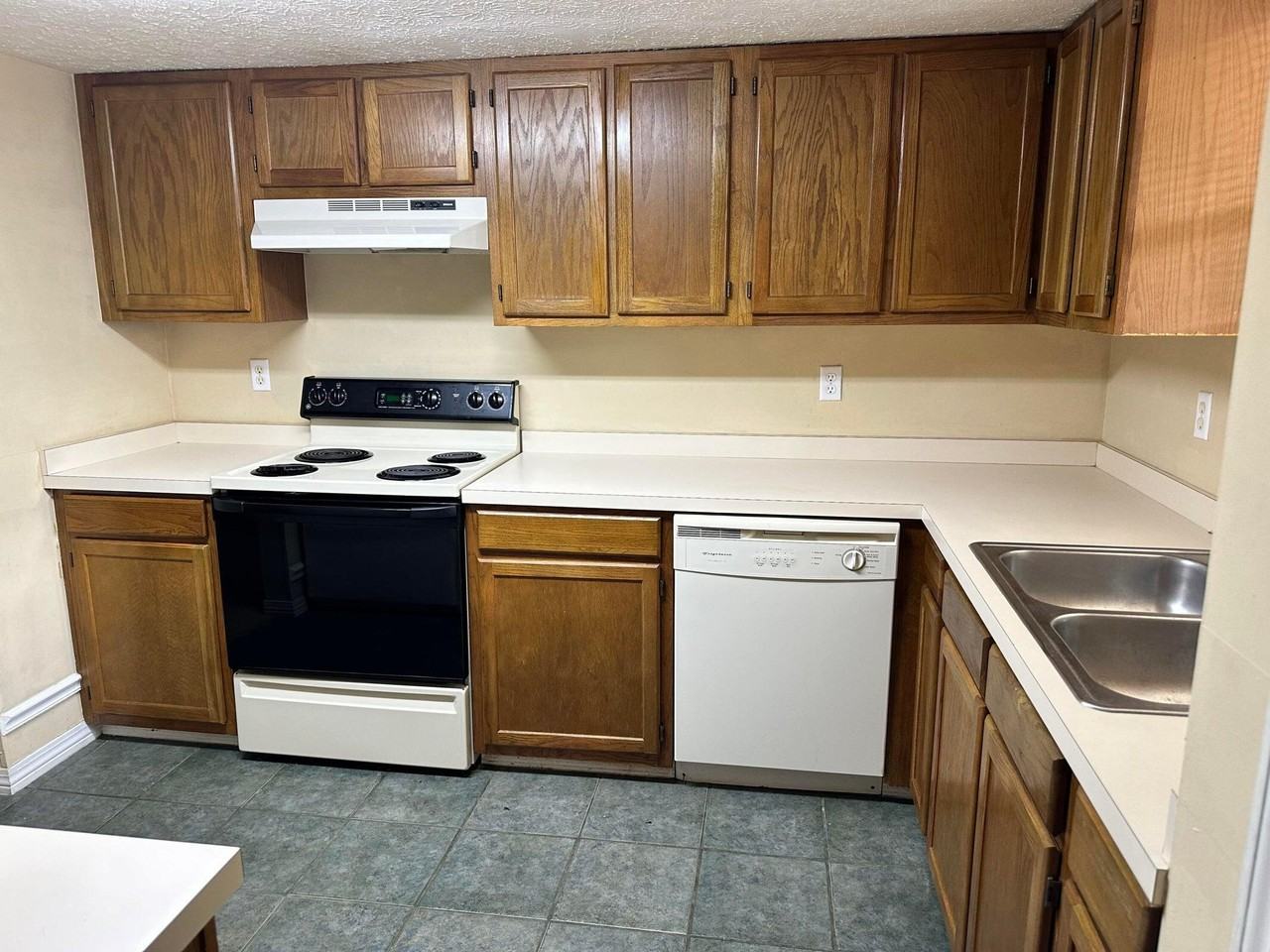 2413 Suwanee Lane - Photo 5 of 8