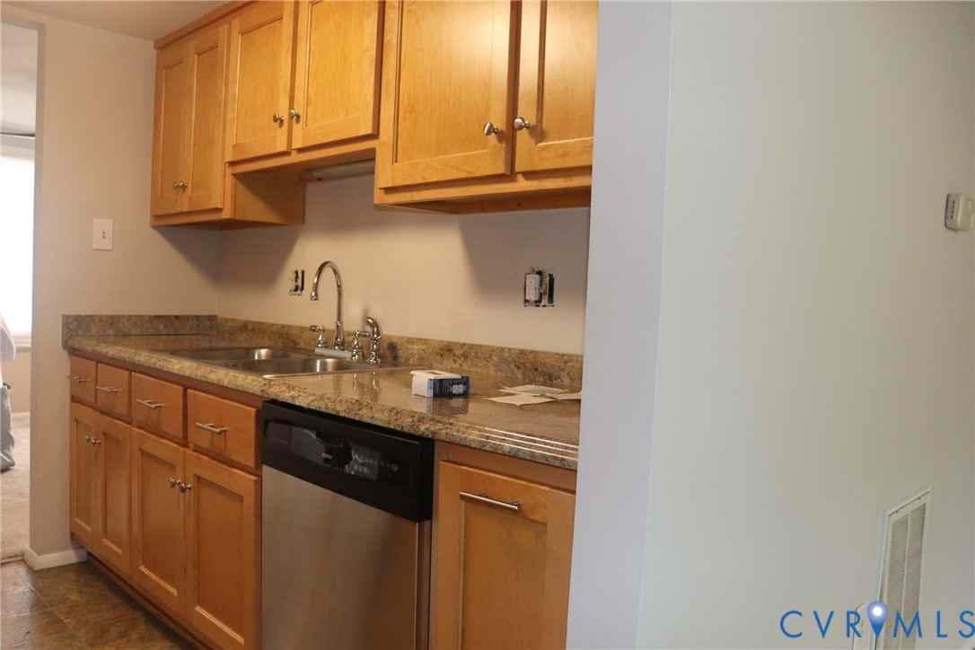 8102 Clovertree Ct - Photo 5 of 15