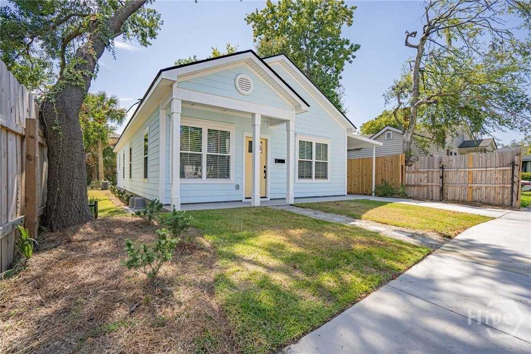 725 E 39th St - Photo 2 of 35