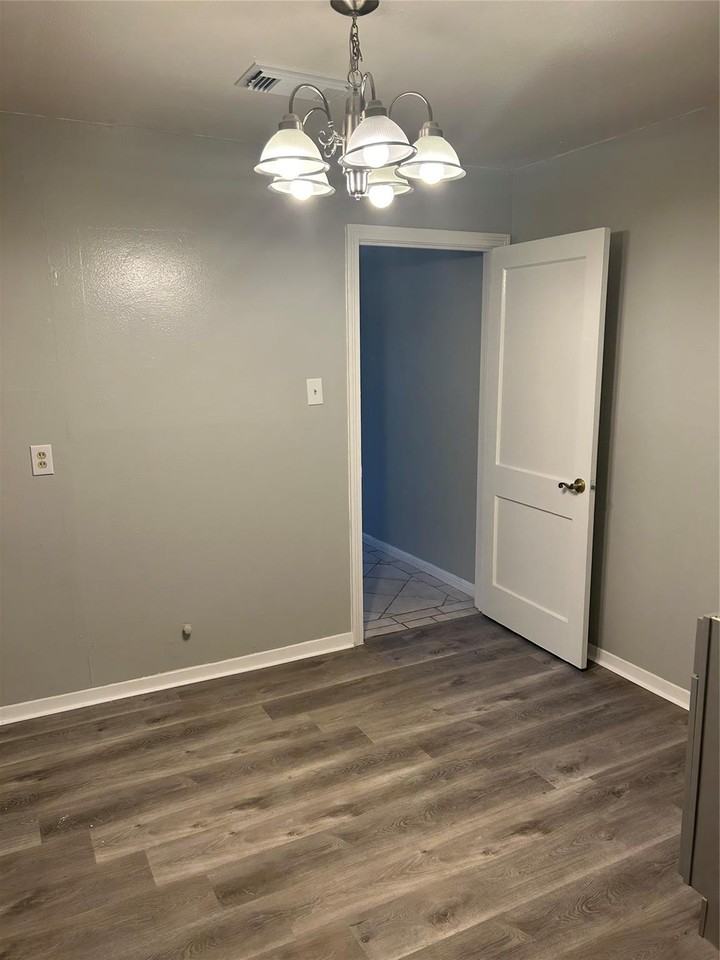 1407 Silverdale St - Photo 4 of 8