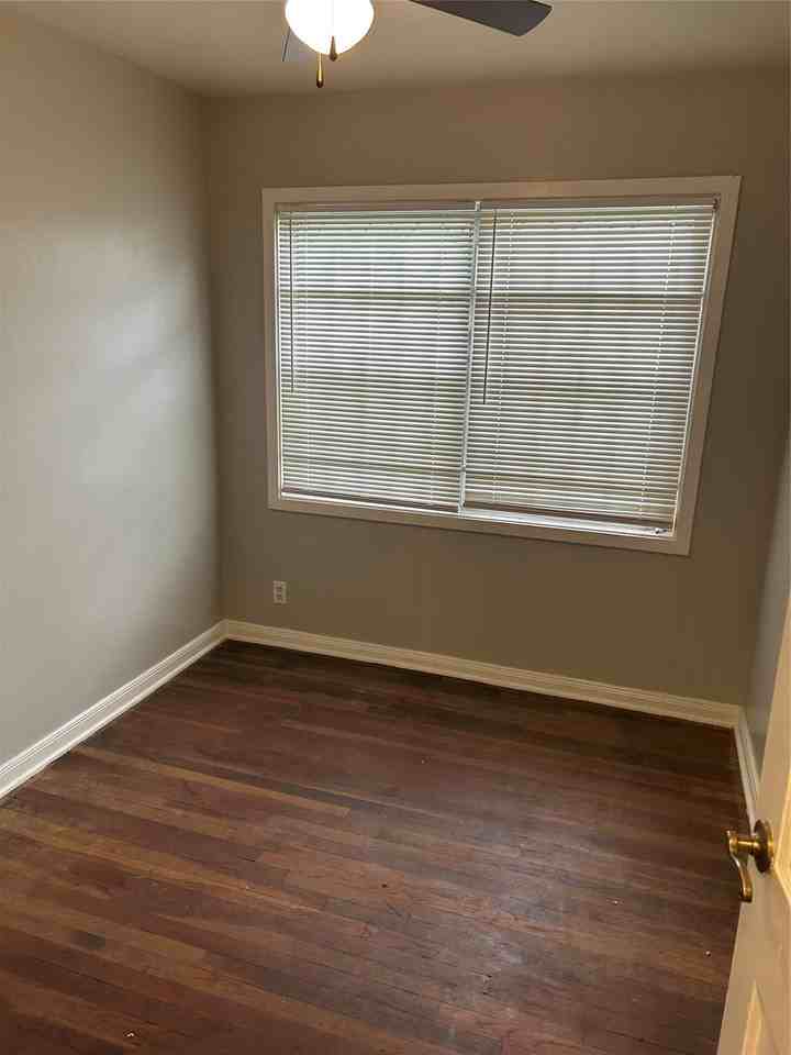 1407 Silverdale St - Photo 6 of 8