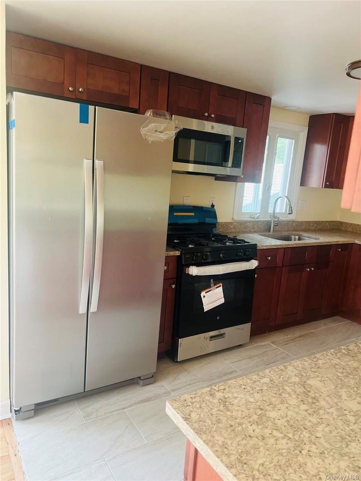 35 Hudson Dr - Photo 3 of 12