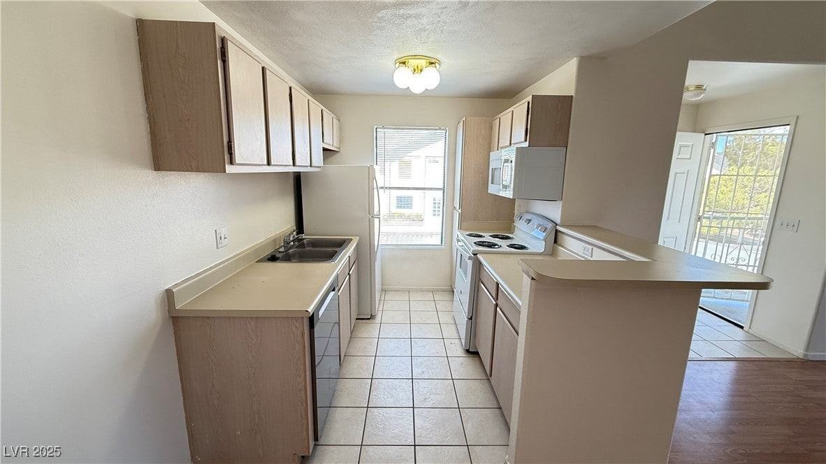 5261 Lindell Rd - Photo 7 of 18