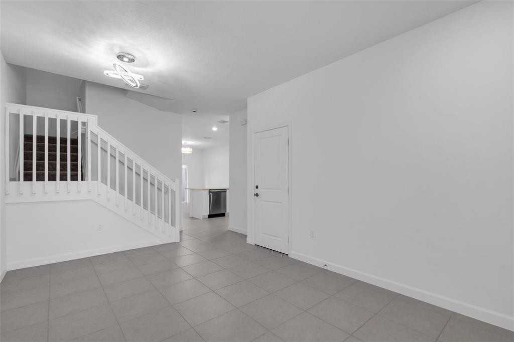 105 Sw 184th Ave - Photo 3 of 8