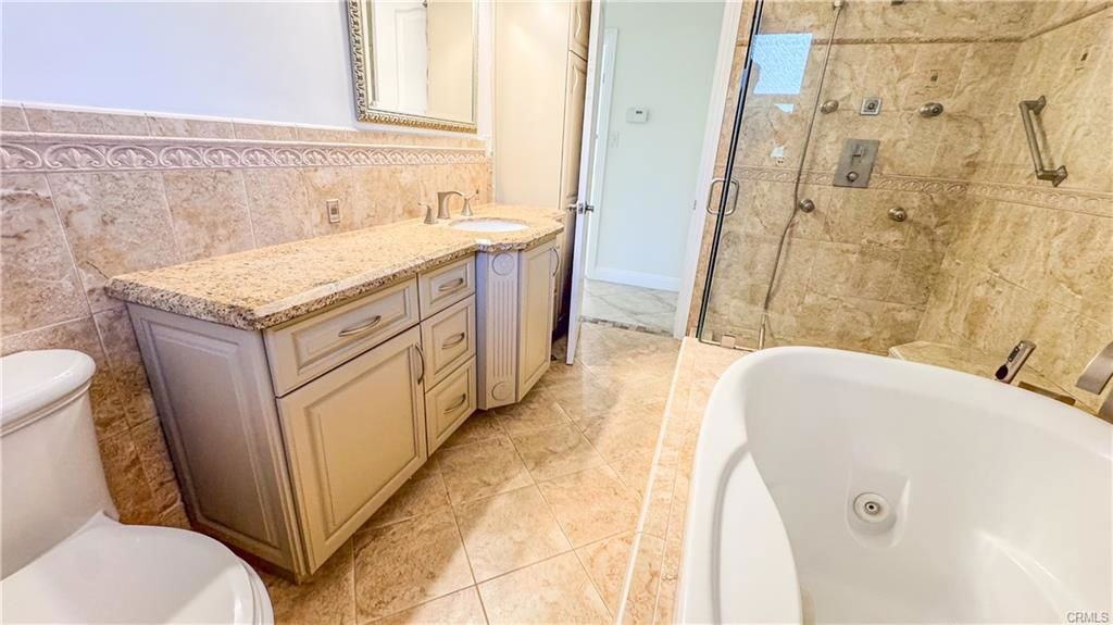 2741 E Glenoaks Blvd - Photo 2 of 8