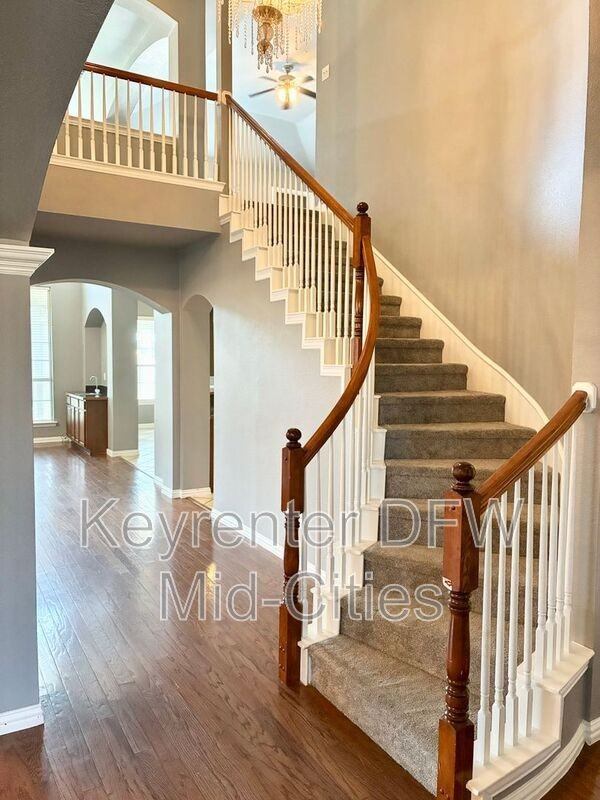 409 Royal Crest Dr - Photo 2 of 27