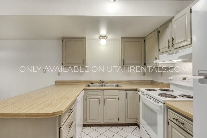 1760 Willowbrook Dr #LEFT - Photo 5 of 15