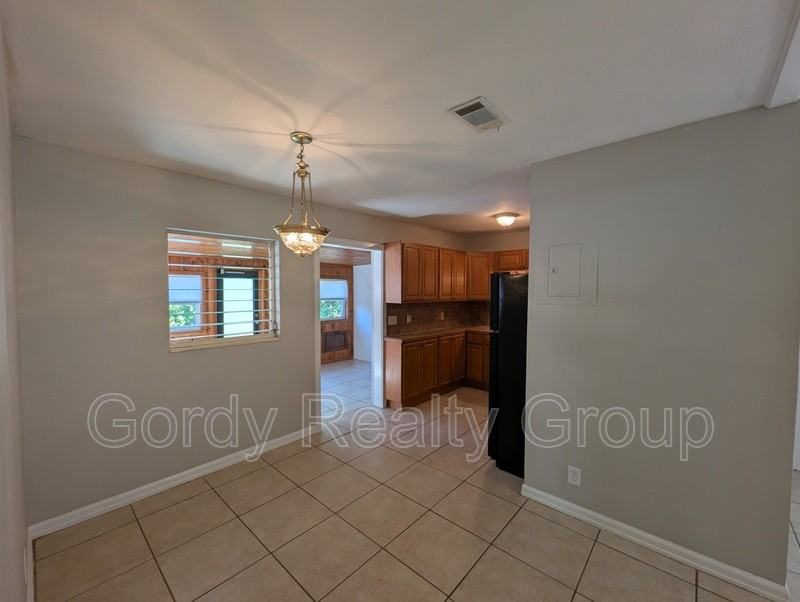 3037 Noland St - Photo 7 of 11