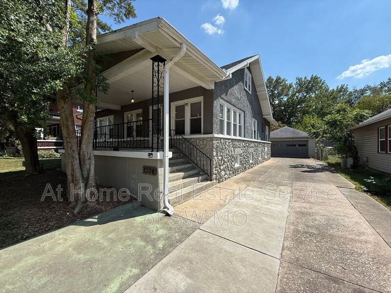 1334 E Grand St - Photo 2 of 20