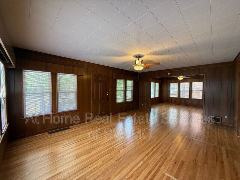 1334 E Grand St - Photo 3 of 20