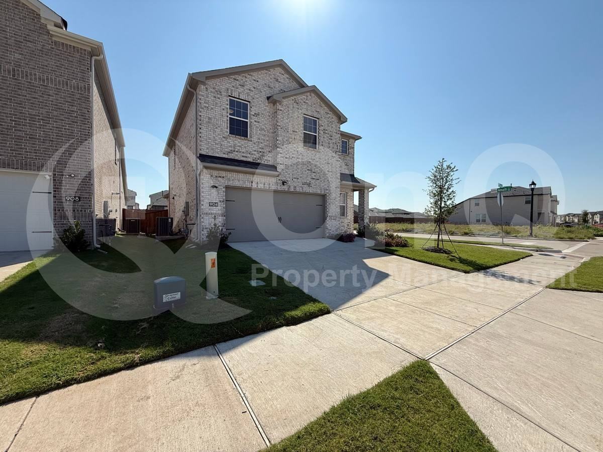 904 Santa Lucia Dr - Photo 2 of 10