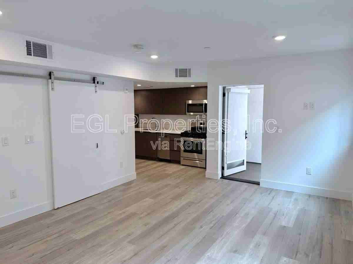 744 S Mariposa Ave #406 - Photo 2 of 10