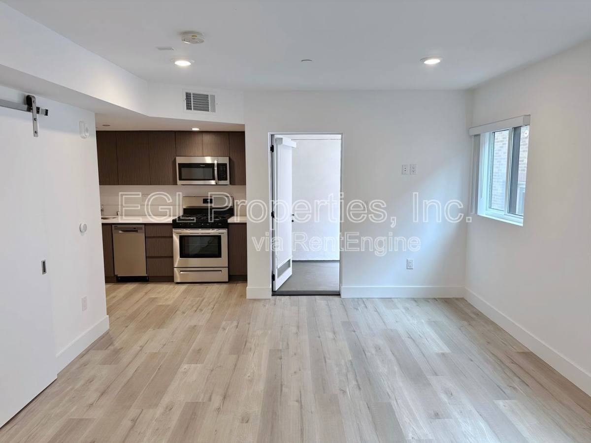 744 S Mariposa Ave #406 - Photo 3 of 10