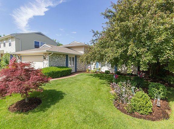 55 Joslyn Dr - Photo 2 of 12