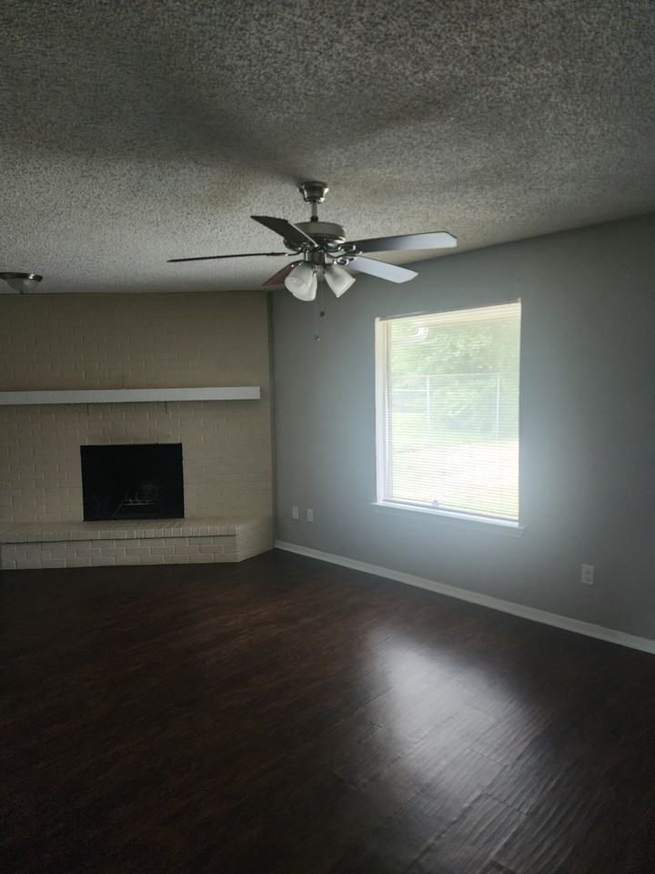 3241 Yorktown Dr - Photo 2 of 15