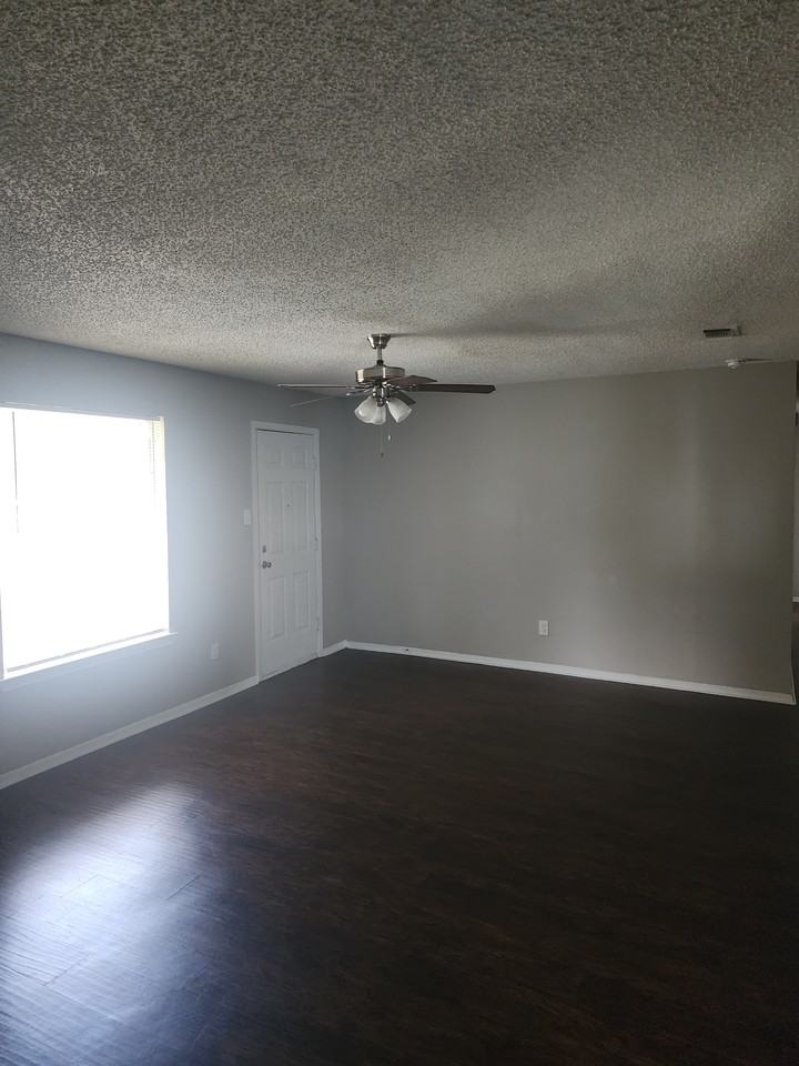3241 Yorktown Dr - Photo 3 of 15