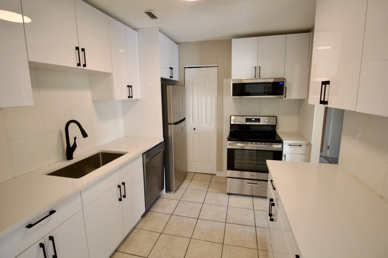 900 118 St Nw - Photo 3 of 36