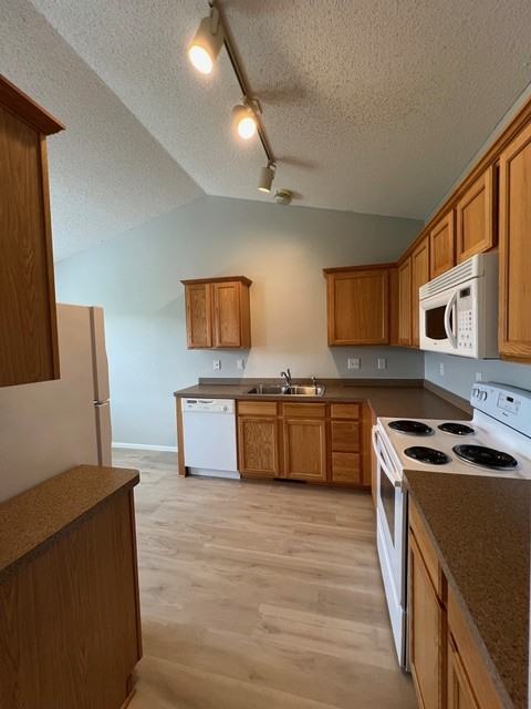 28 Arbor Ln - Photo 3 of 12