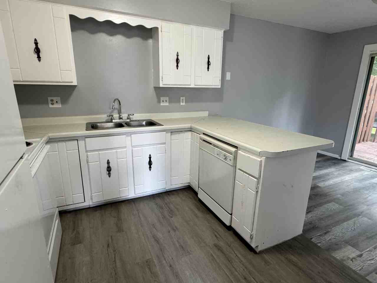 7916 Kyle Ave N - Photo 5 of 12